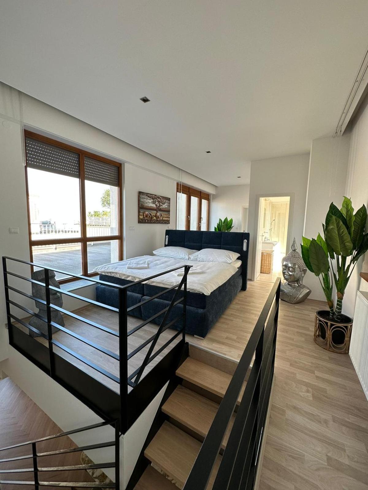 Ferienwohnung Luxury Penthouse At The Historical Centre With Free Parking Pressburg Exterior foto